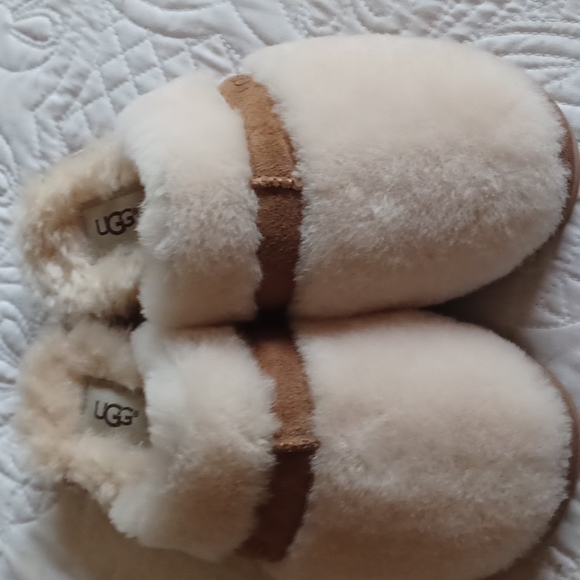 Ugg - Picture 2 of 3